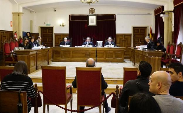 El acusado, sentado y de espaldas, comparece durante el juicio celebrado en la Audiencia Provincial. 