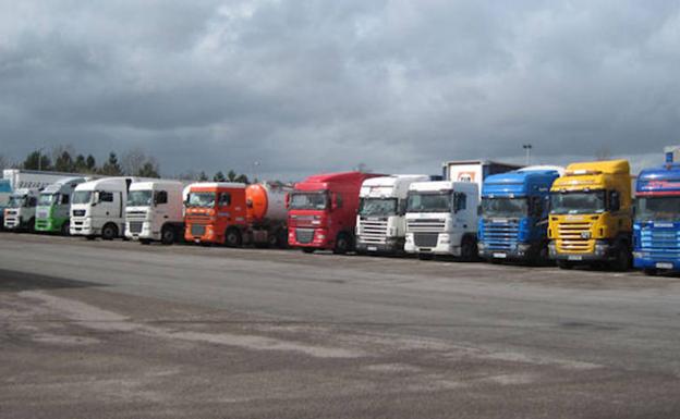 Un grupo de camiones estacionados. 