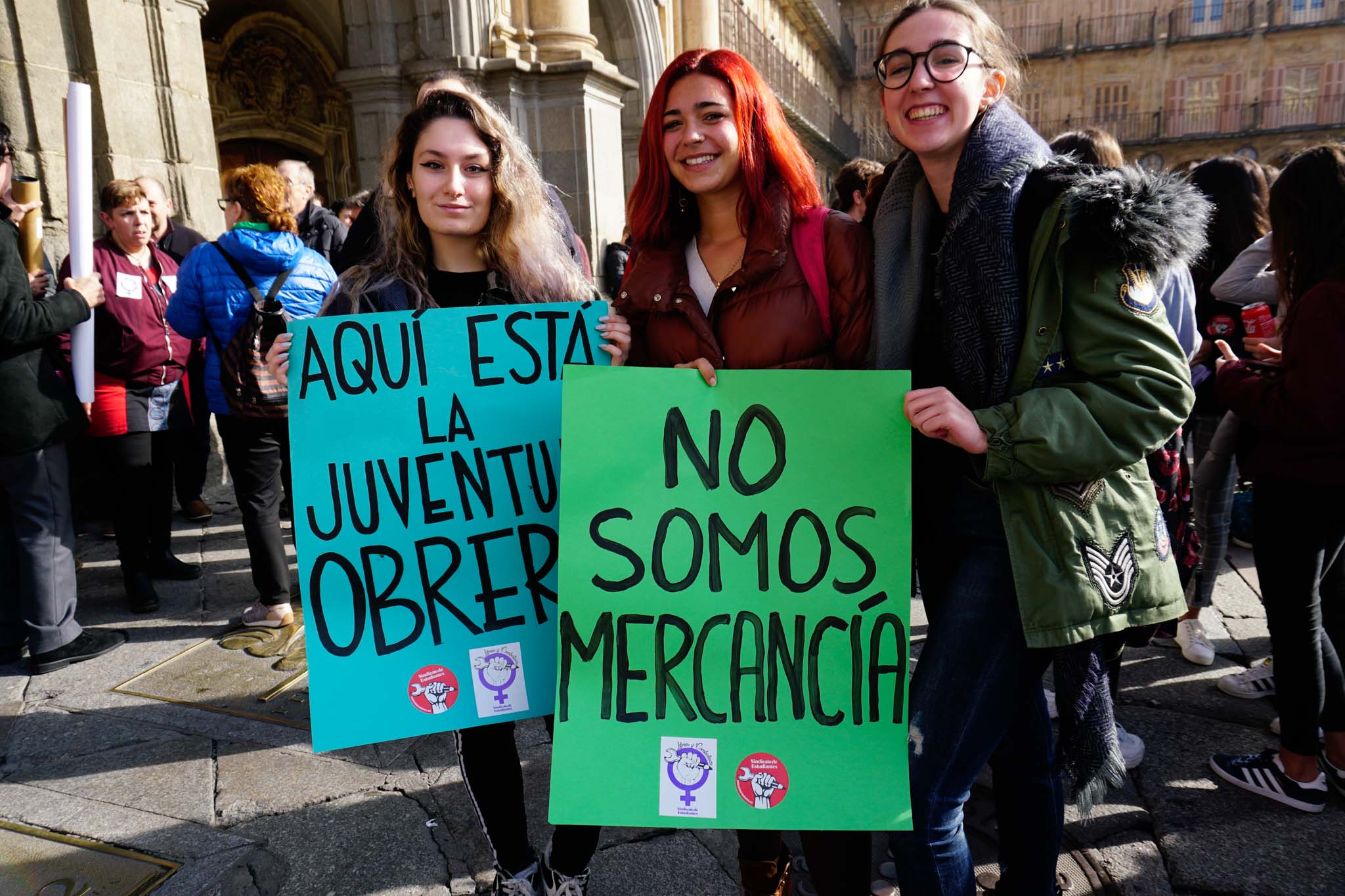 Más de 200 estudiantes se sumaron a la convocatoria del Sindicato de Estudiantes y el de Libres y Combatientes, que portaron una pancarta de cabecera donde se podía leer la principal demanda de esta protesta:'Educación sexual inclusiva y en libertad. Fuera el machismo de nuestras aulas'