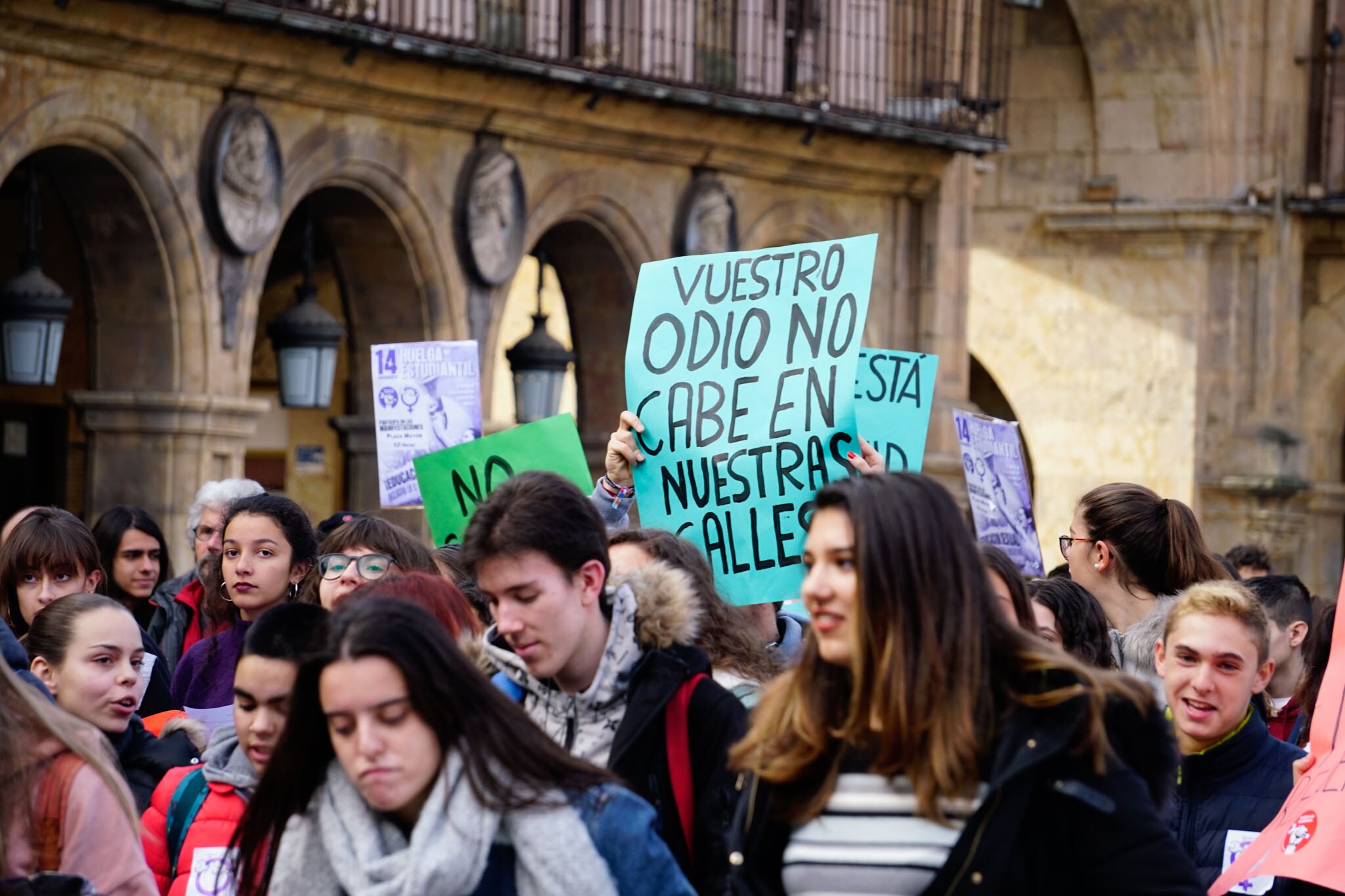 Más de 200 estudiantes se sumaron a la convocatoria del Sindicato de Estudiantes y el de Libres y Combatientes, que portaron una pancarta de cabecera donde se podía leer la principal demanda de esta protesta:'Educación sexual inclusiva y en libertad. Fuera el machismo de nuestras aulas'