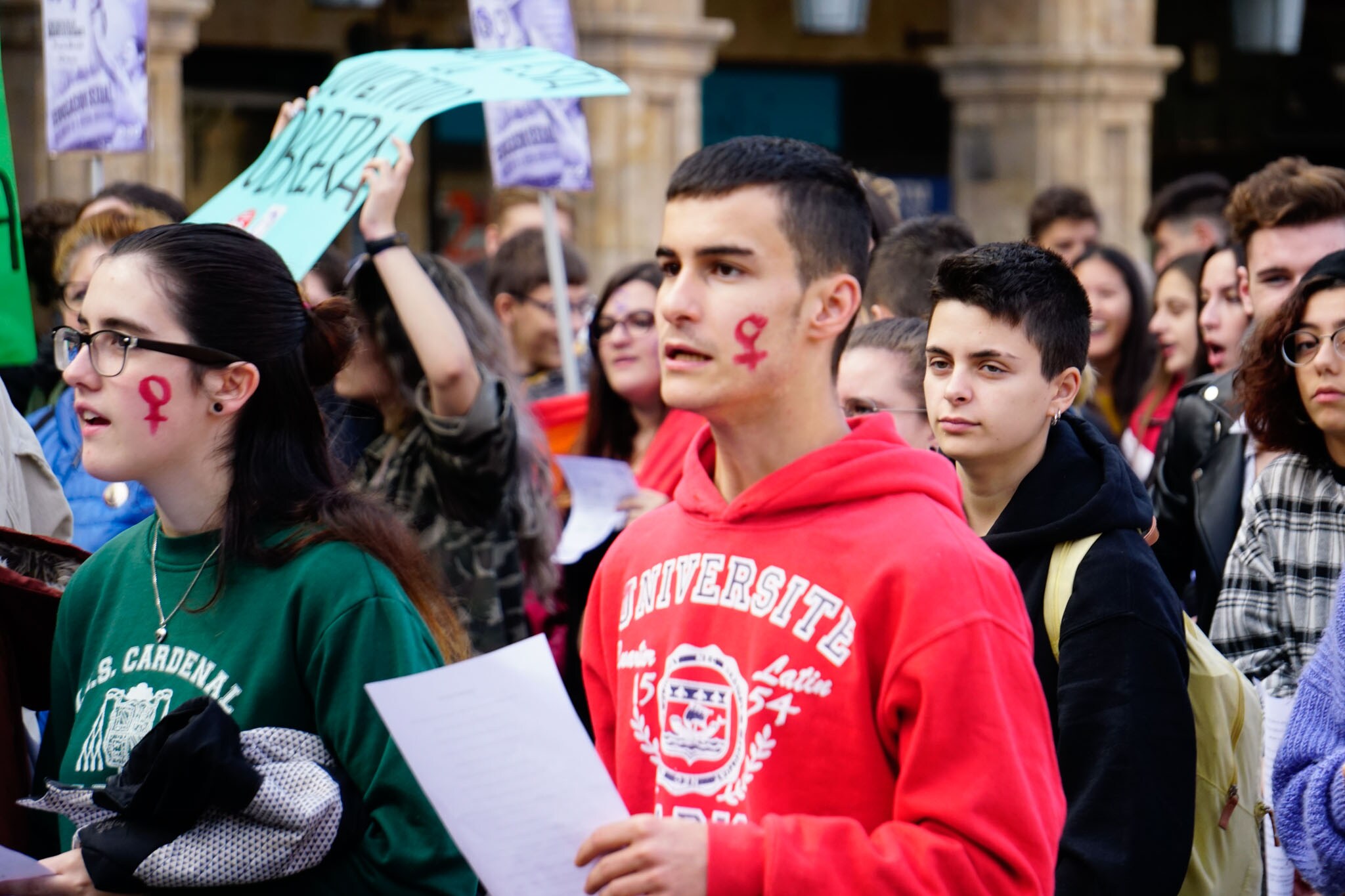 Más de 200 estudiantes se sumaron a la convocatoria del Sindicato de Estudiantes y el de Libres y Combatientes, que portaron una pancarta de cabecera donde se podía leer la principal demanda de esta protesta:'Educación sexual inclusiva y en libertad. Fuera el machismo de nuestras aulas'