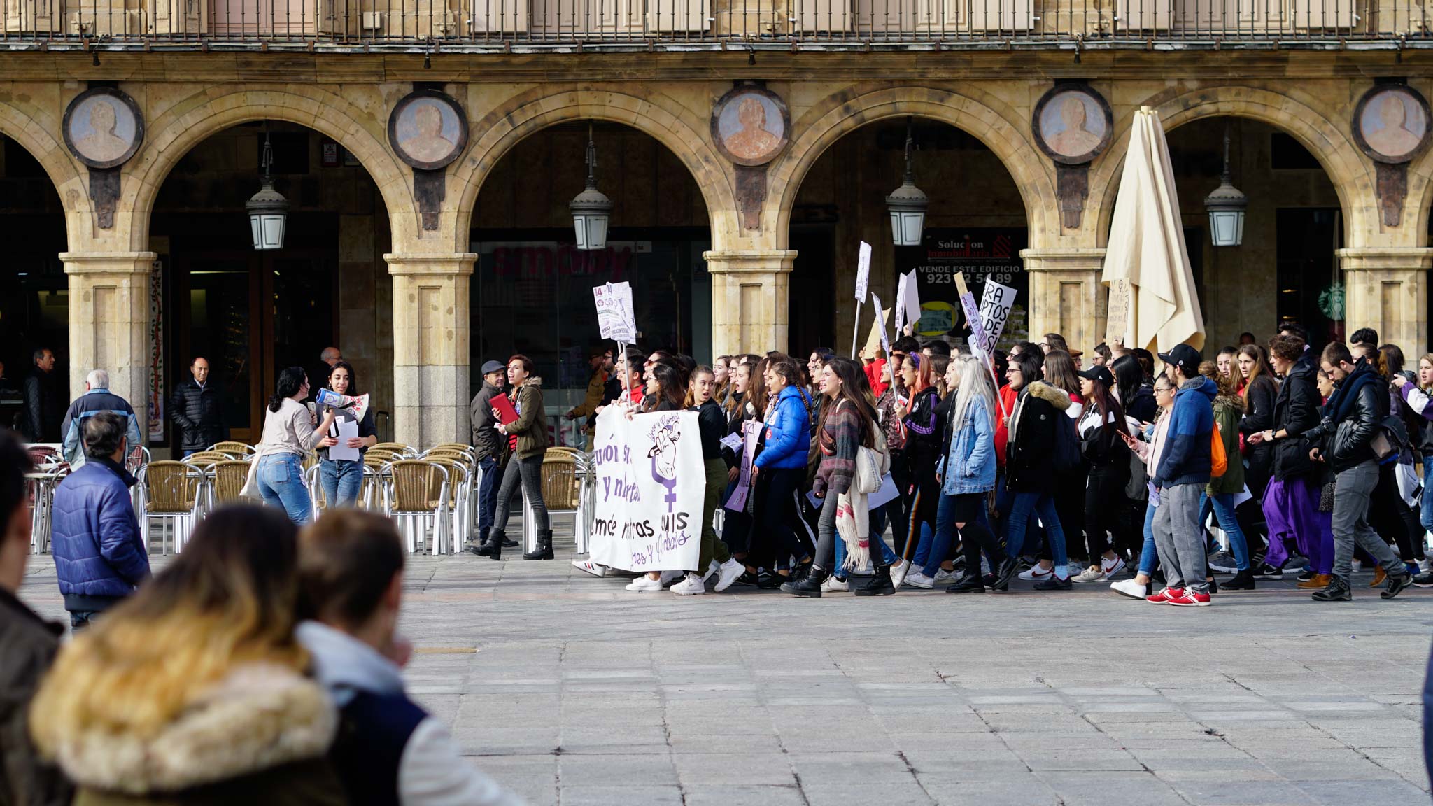 Más de 200 estudiantes se sumaron a la convocatoria del Sindicato de Estudiantes y el de Libres y Combatientes, que portaron una pancarta de cabecera donde se podía leer la principal demanda de esta protesta:'Educación sexual inclusiva y en libertad. Fuera el machismo de nuestras aulas'