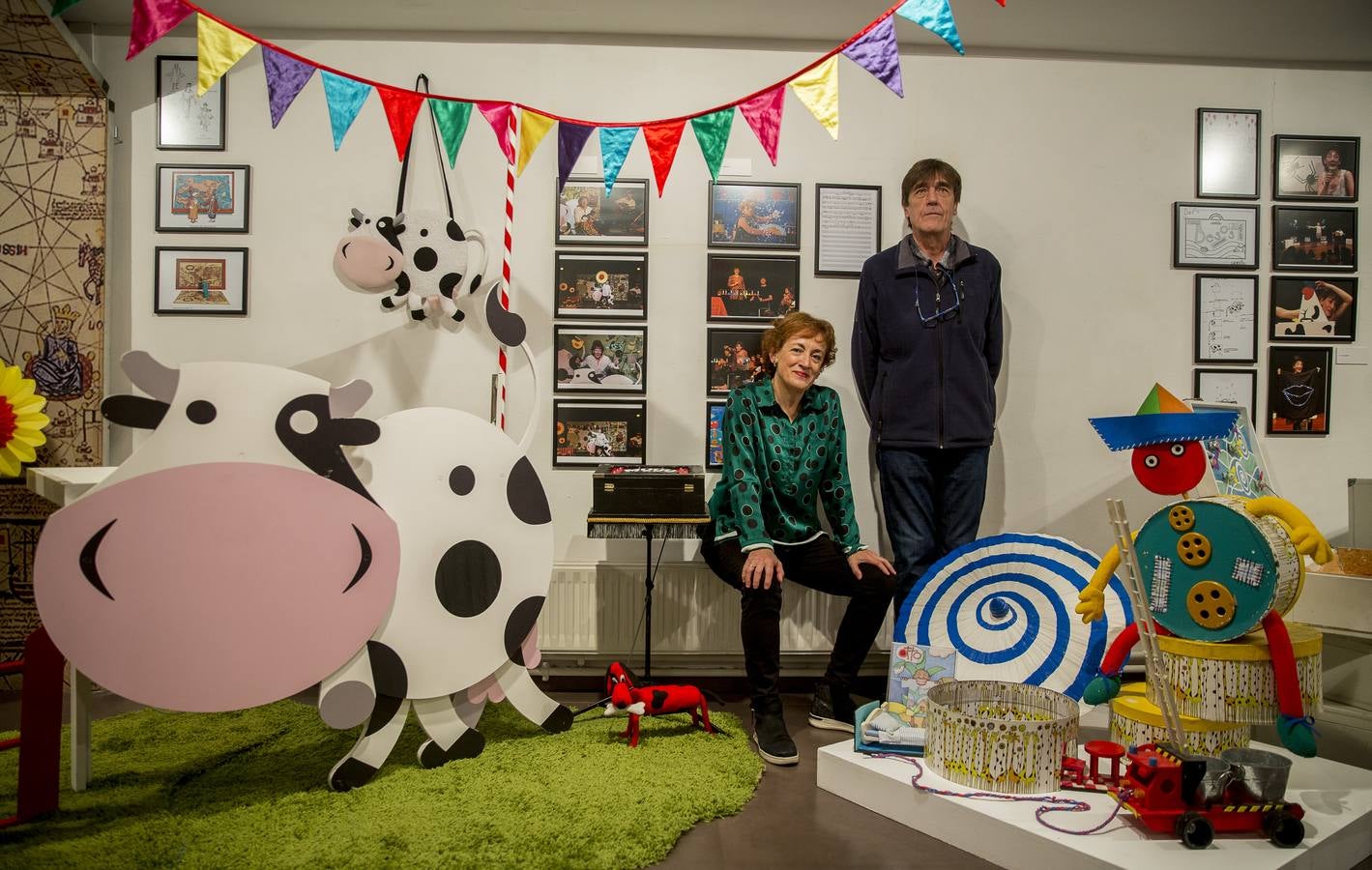 La Sala de Exposiciones de la Casa Revilla de Valladolid reúne fotografías, carteles, atrezzo, libros o maquetas en la exposición 'Teloncillo. 50 años de teatro', un recorrido lúdico por la historia de la compañía vallisoletana