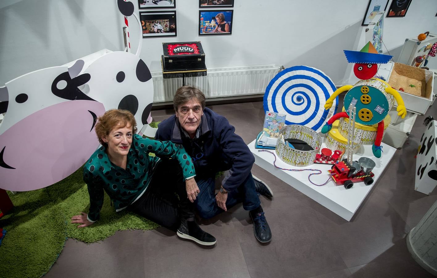 La Sala de Exposiciones de la Casa Revilla de Valladolid reúne fotografías, carteles, atrezzo, libros o maquetas en la exposición 'Teloncillo. 50 años de teatro', un recorrido lúdico por la historia de la compañía vallisoletana