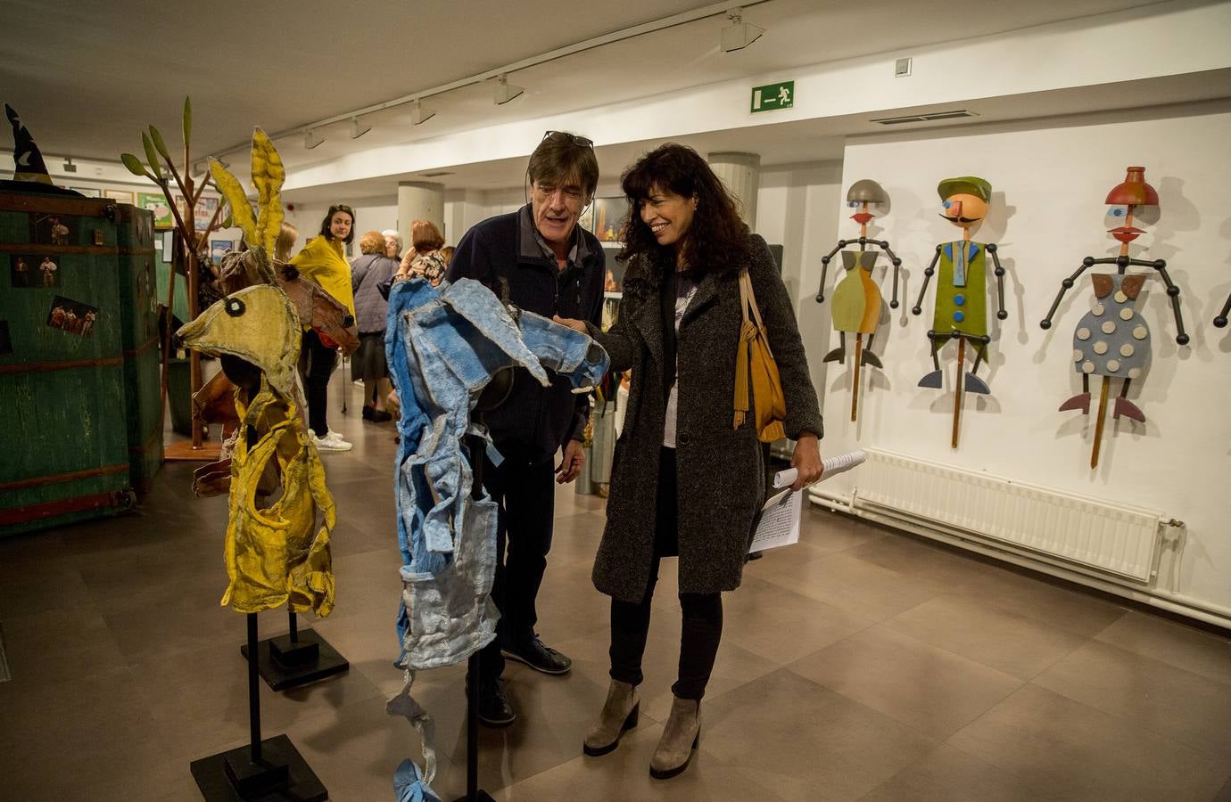 La Sala de Exposiciones de la Casa Revilla de Valladolid reúne fotografías, carteles, atrezzo, libros o maquetas en la exposición 'Teloncillo. 50 años de teatro', un recorrido lúdico por la historia de la compañía vallisoletana