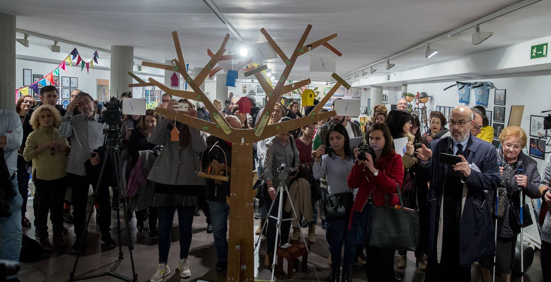 La Sala de Exposiciones de la Casa Revilla de Valladolid reúne fotografías, carteles, atrezzo, libros o maquetas en la exposición 'Teloncillo. 50 años de teatro', un recorrido lúdico por la historia de la compañía vallisoletana