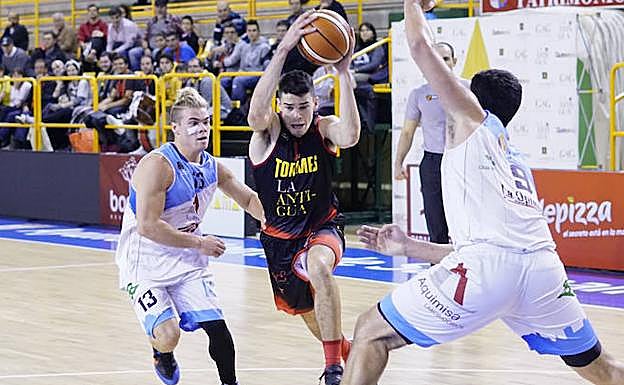 Una ación del encuentro entre el CB Tormes y el Aquimisa Queso Zamorano. 