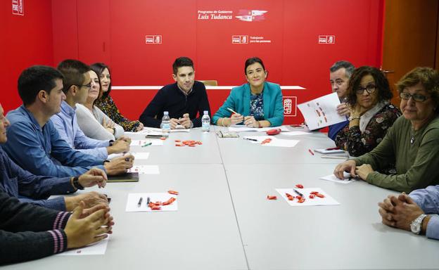 Ana Sánchez, en el centro, durante la reunión del comité electoral del PSOE de Salamanca. 