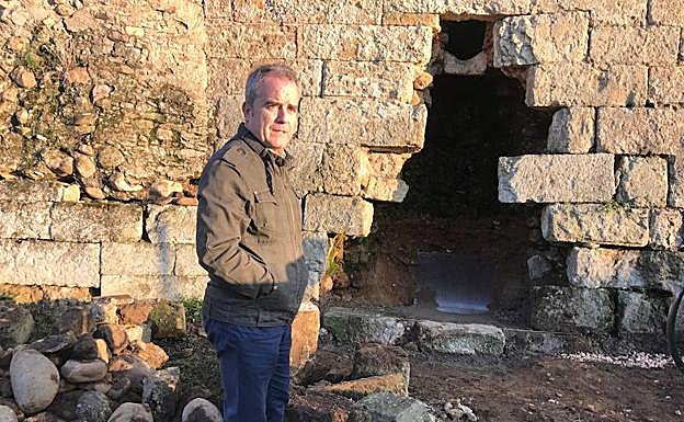 Joaquín Pellicer muestra la zona de la muralla en la que se está actuando. 