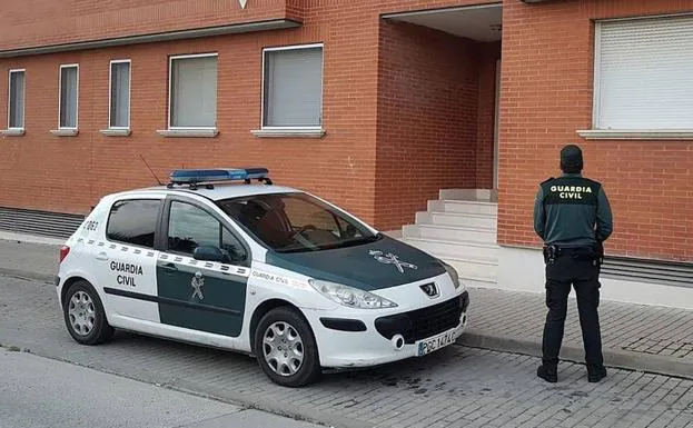 Un vehículo y un agente de la Guardia Civil de Segovia.