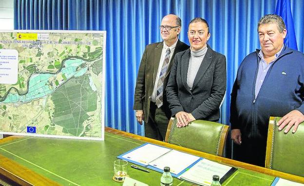 Alejandro Alonso, presidente de Seiasa;la delegada del Gobierno,Virginia Barcones, y el presidente de la comunidad de regantes del Canal de Pollos, Rafael Santos Esteve, en la firma del convenio