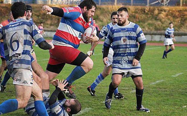 Momento de una jugada del partido de Los Lobos.