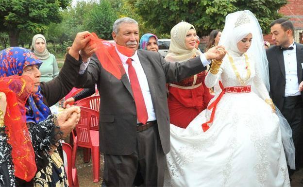 Un patriarca turco celebra la boca de su vigésimo cuarto hijo con sus 200 nietos. 