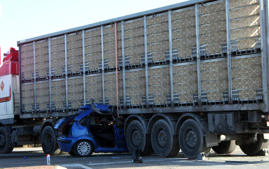 Fotos: Un muerto y tres heridos en un accidente en Cuéllar