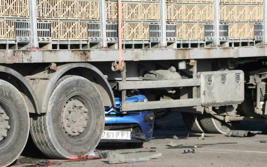 Fotos: Un muerto y tres heridos en un accidente en Cuéllar