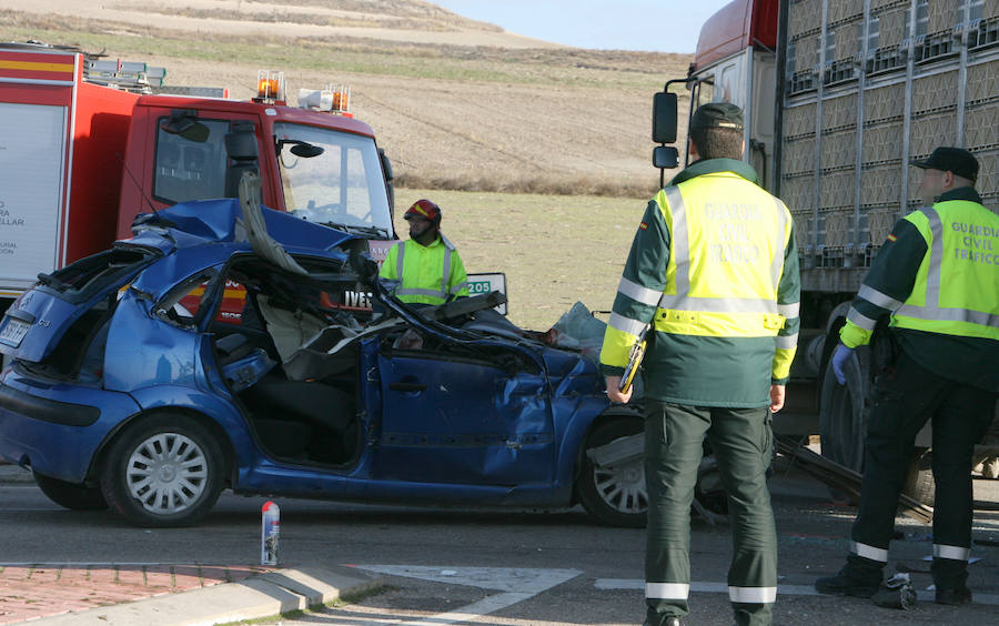 Fotos: Un muerto y tres heridos en un accidente en Cuéllar