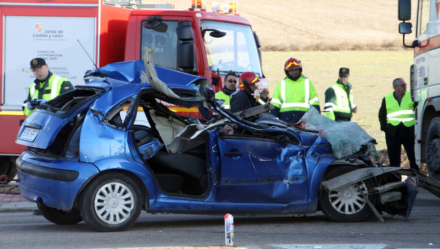 Fotos: Un muerto y tres heridos en un accidente en Cuéllar