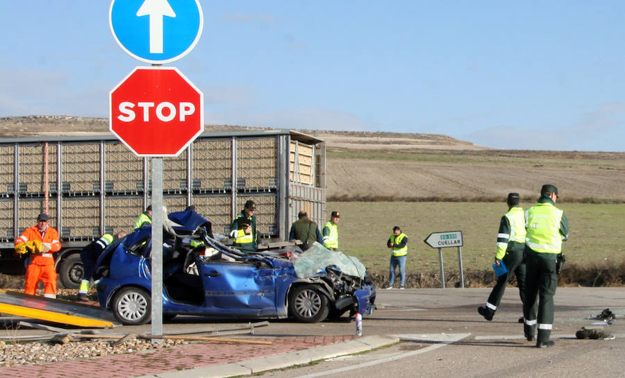 Fotos: Un muerto y tres heridos en un accidente en Cuéllar