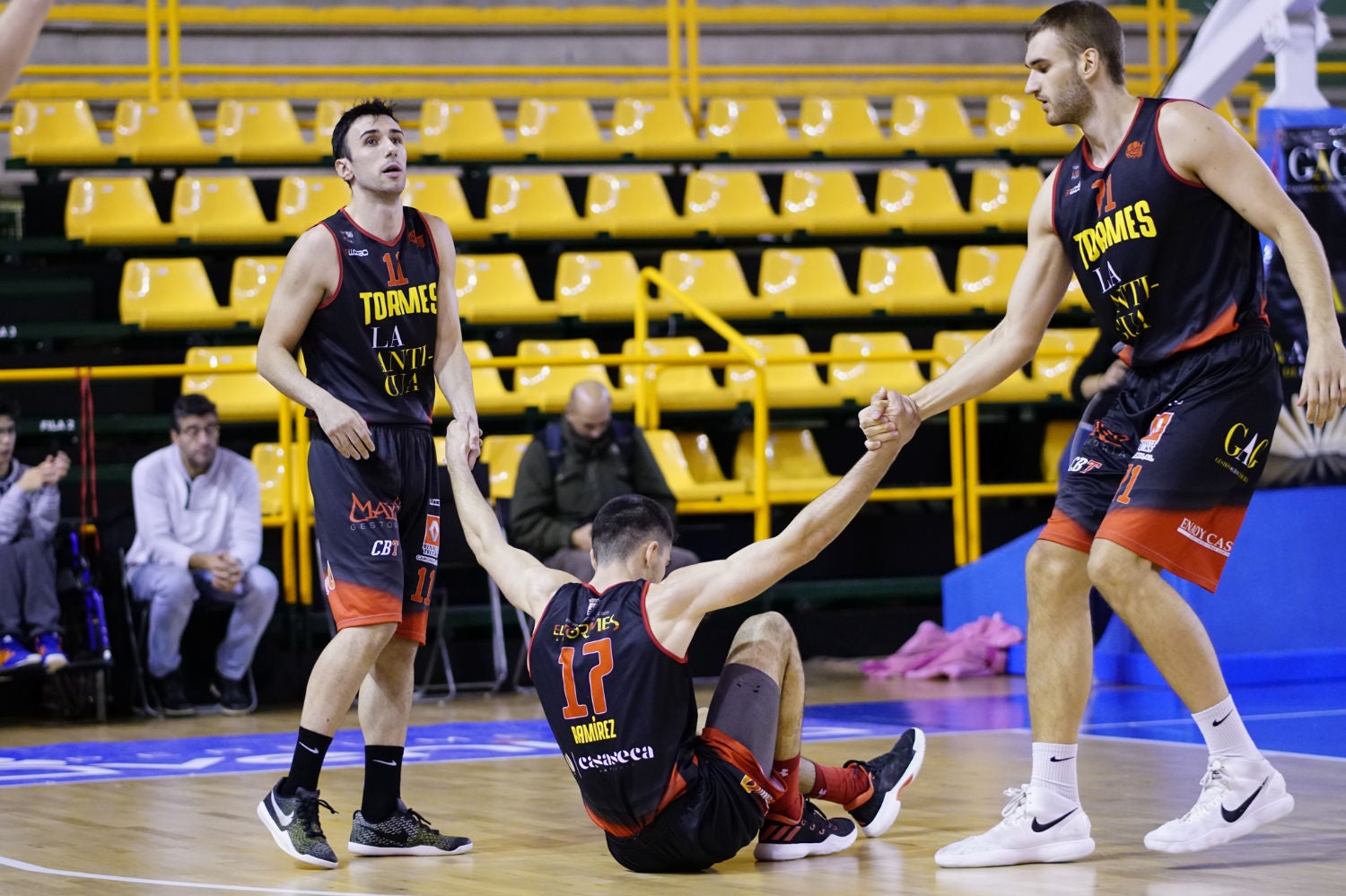 El equipo salmantino logra una gran remontada final para forzar la prórroga y vencer después al líder de la Liga