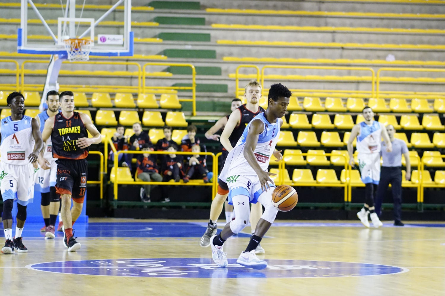 El equipo salmantino logra una gran remontada final para forzar la prórroga y vencer después al líder de la Liga