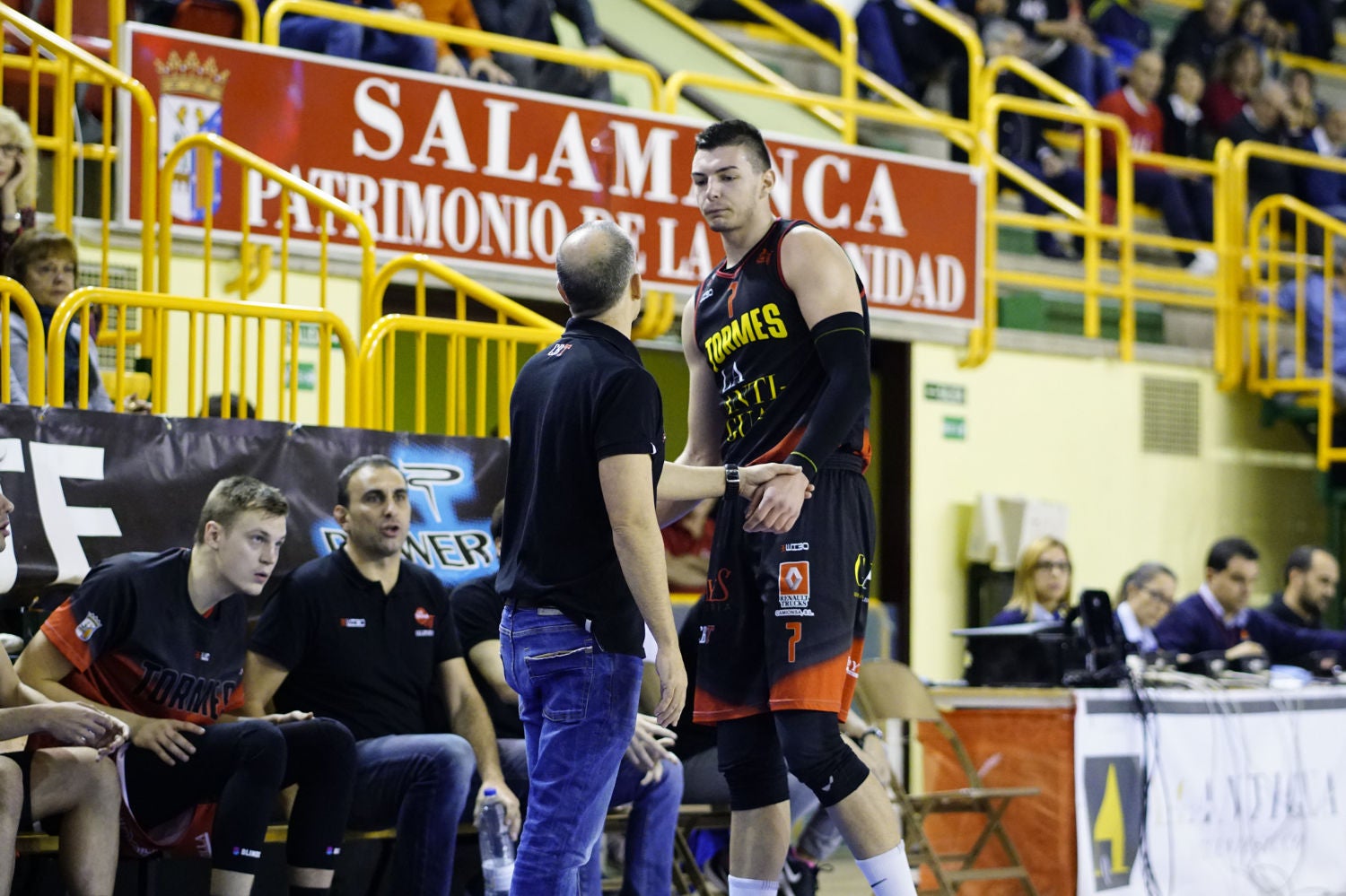El equipo salmantino logra una gran remontada final para forzar la prórroga y vencer después al líder de la Liga