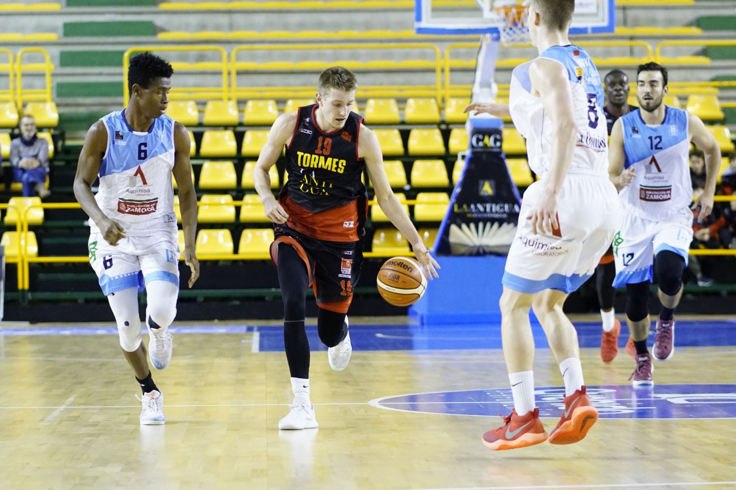 El equipo salmantino logra una gran remontada final para forzar la prórroga y vencer después al líder de la Liga