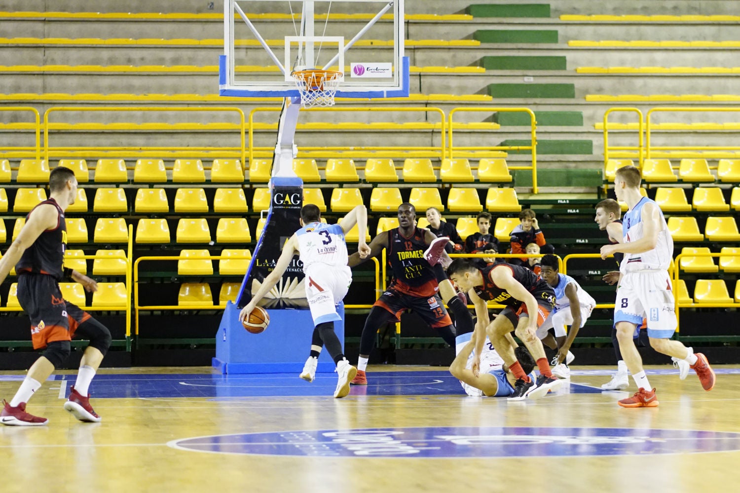 El equipo salmantino logra una gran remontada final para forzar la prórroga y vencer después al líder de la Liga