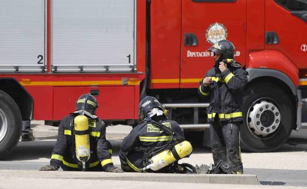 Bomberos de la Diputación de Valladolid después de sofocar un fuego en Peñafiel.