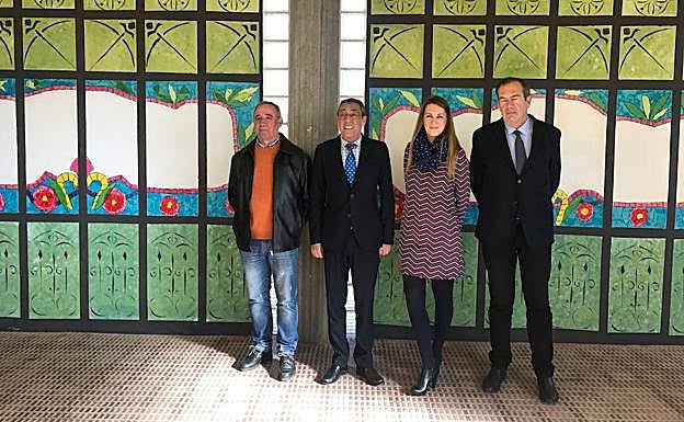 El alcalde de Navasfrías, el delegado de la Junta, la directora del colegio y el director de la Casa Lis. 