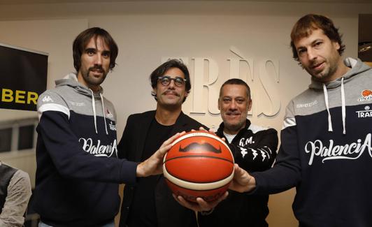 Grimau, Gómez, Martínez y Urko con el balón que subastarán al final de mes a través de las redes sociales.
