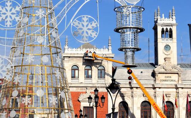 Instalación del decorado navideño en la Plaza Mayor de Valladolid.