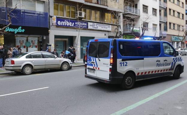 Una furgoneta de la Policía Local en las calles de Salamanca.