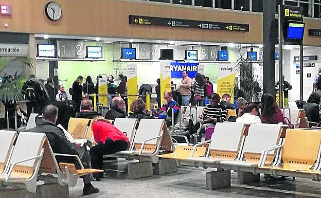 Los pasajeros esperando en Villanubla. 