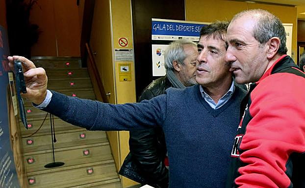 Pedro Delgado se hace un selfie con un aficionado que esperaba ayer su presencia. 