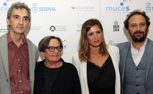 David Pinillos (izq.), Agnieszka Holland, Lucía Jiménez y Luis Callejo, en la entrada a la gala de la Muces de este viennes. 