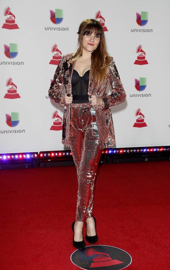 Rozalen posa a su llegada a los Premios Grammy Latinos.