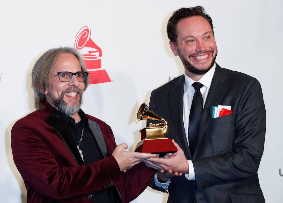 Los compositores David Reitzas (i) y Eric Boulanger posan con el premio al Álbum del Año.