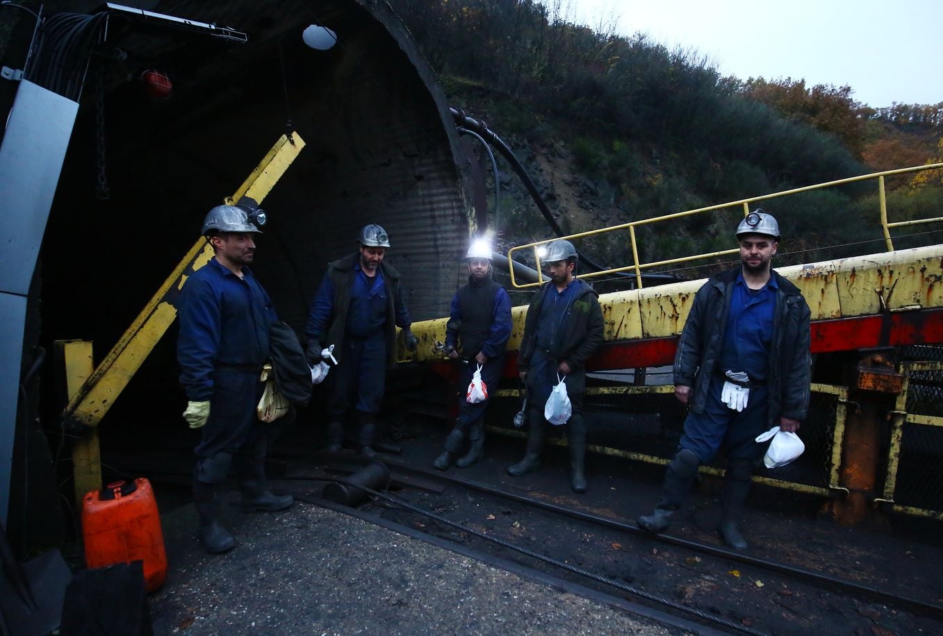 La última jornada de trabajo en una mina de carbón del Bierzo echa el cierre a una actividad que durante el último siglo cambió para siempre la historia de la comarca y de sus habitantes