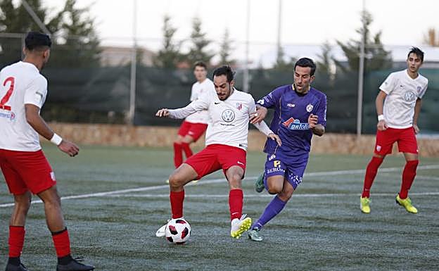Chuchi, del Cristo Atlético y exjugador de Unionistas, rodeado de jugadores del Santa Marta. 