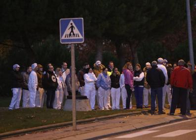 Imagen secundaria 1 - Los bomberos sofocan un incendio en una fábrica de pan de Venta de Baños