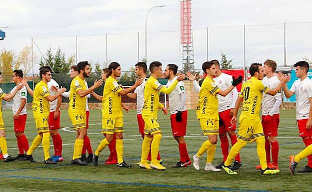 Los jugadores del Santa Marta saludan a los del Bupolsa. 