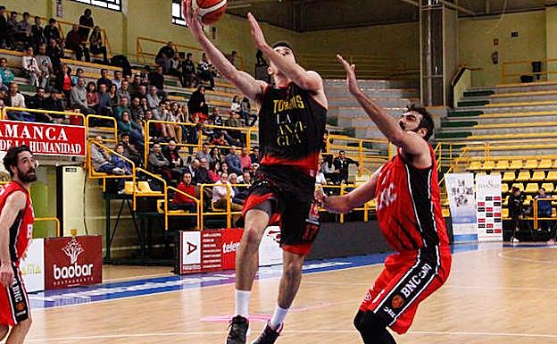 Hernández Sonseca intenta taponar a Ramírez, del CB Tormes. 
