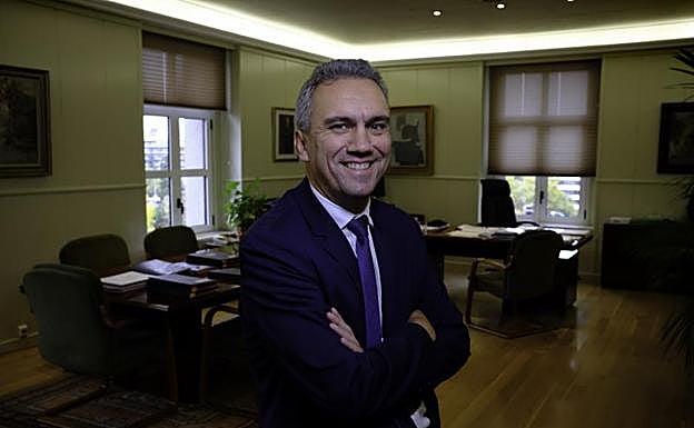 Galería. Javier Izquierdo, en su despacho del Paseo Castellana, en Madrid. 