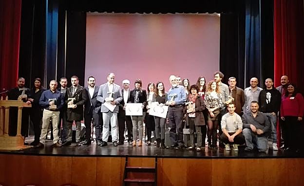 Foto de familia con los premios en la clausura del festival celebrado en Ciudad Rodrigo.