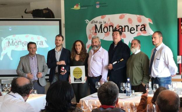 José Pinto, con camisa clara, con otros de los participantes en el acto.