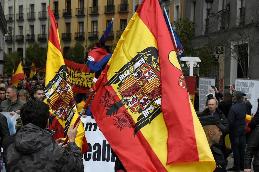 Imagen secundaria 1 - Activistas de Femen protestan en un acto franquista