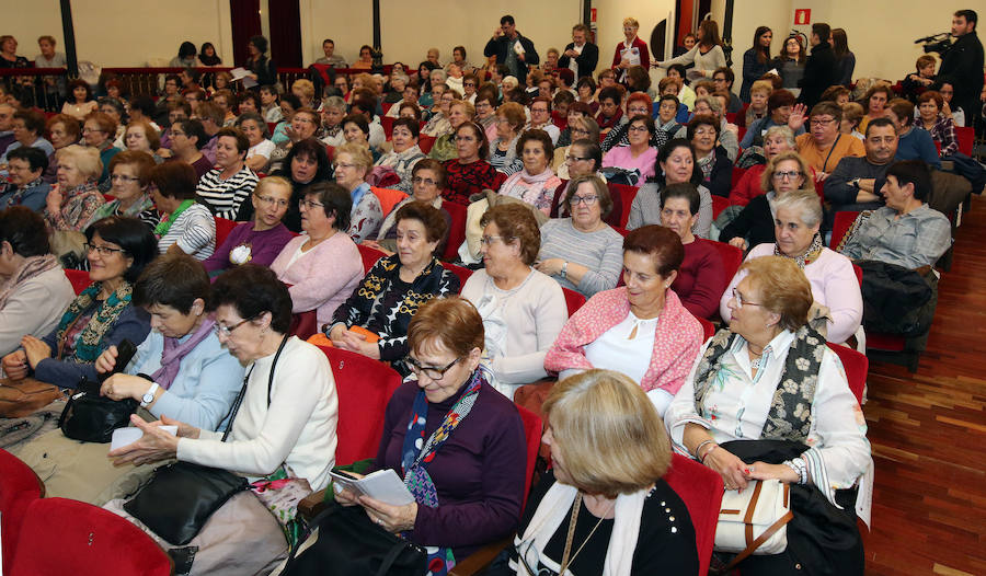 Fotos: Acto contra la violencia de género en el Teatro Juan Bravo
