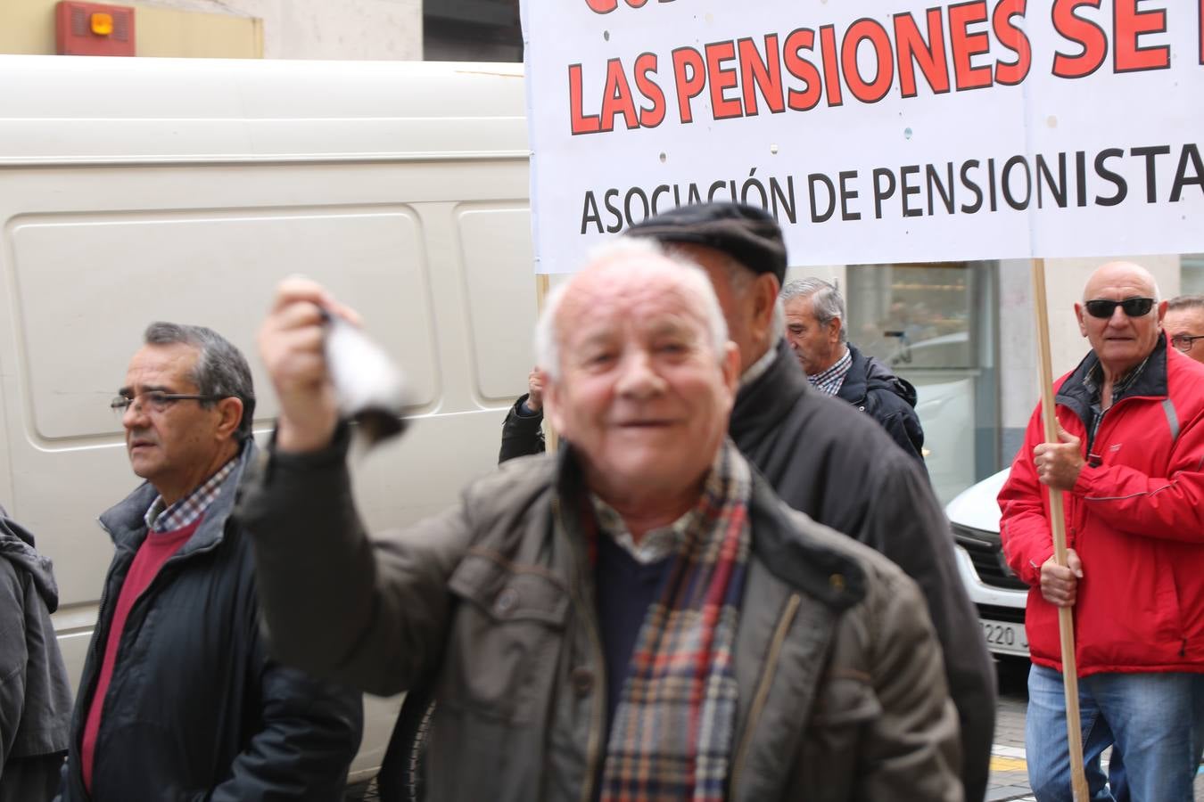 Un centenar de personas, convocados por la Coordinadora por la Defensa del Sistema Público de Pensiones, ha salido hoy a la calle para reclamar pensiones dignas