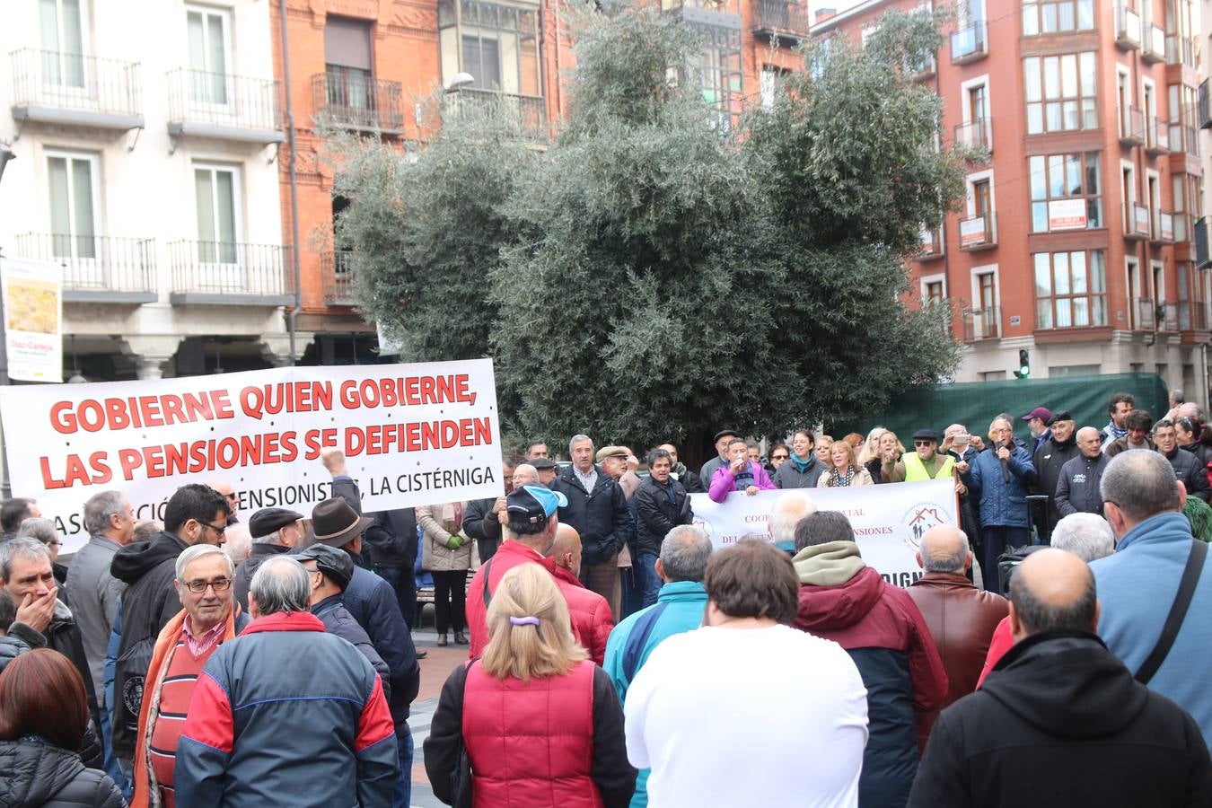 Un centenar de personas, convocados por la Coordinadora por la Defensa del Sistema Público de Pensiones, ha salido hoy a la calle para reclamar pensiones dignas