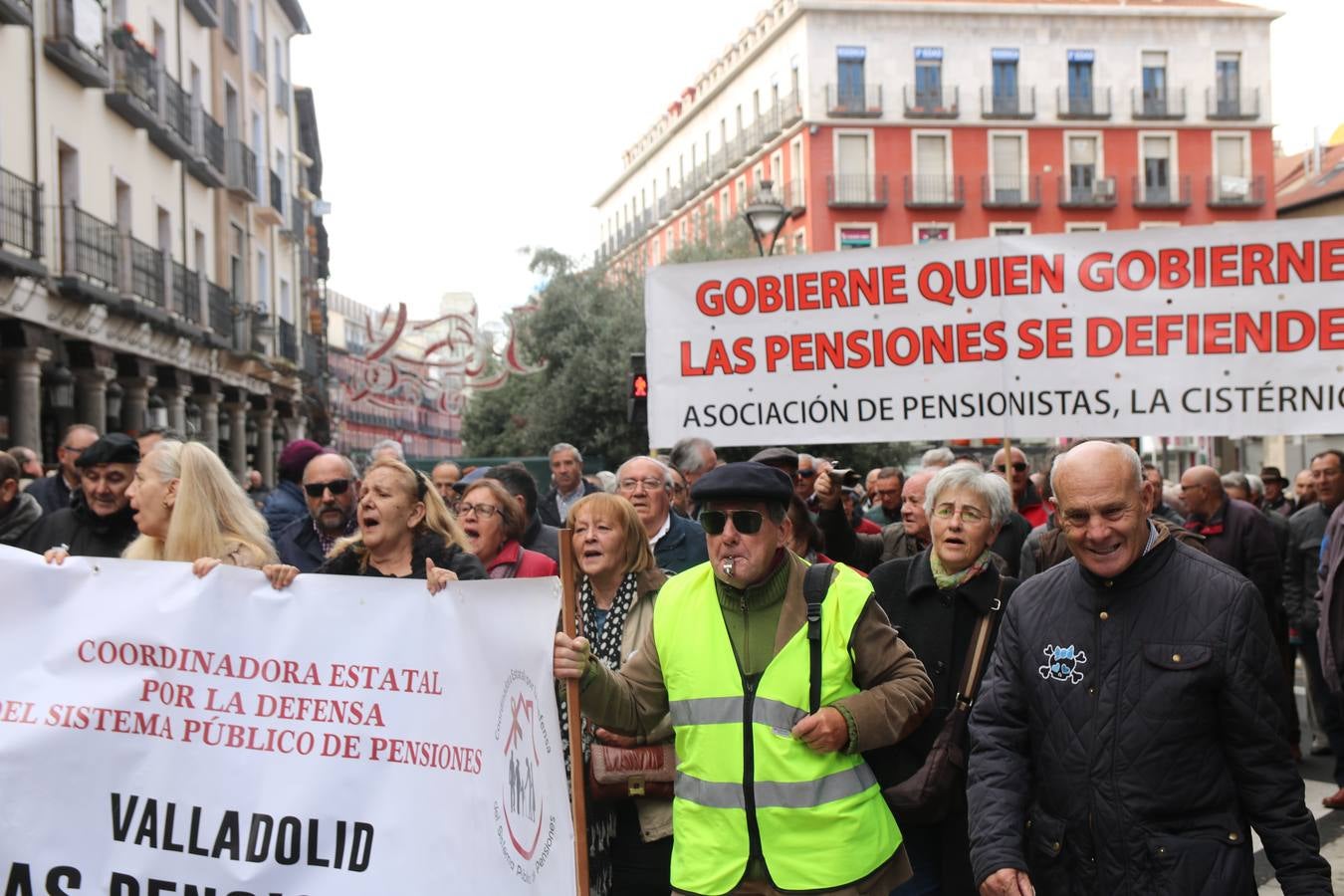 Un centenar de personas, convocados por la Coordinadora por la Defensa del Sistema Público de Pensiones, ha salido hoy a la calle para reclamar pensiones dignas